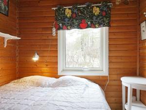 1 dormitorio con cama y ventana en Holiday home Brastad X, en Brastad