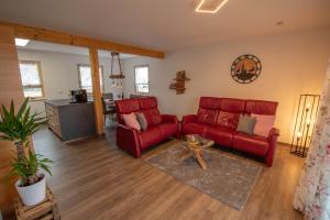 弗罗伊登施塔特Bergstern的客厅里有一张红色沙发和一张桌子。