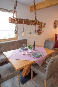 uma sala de jantar com uma mesa de madeira e cadeiras em Bergstern em Freudenstadt