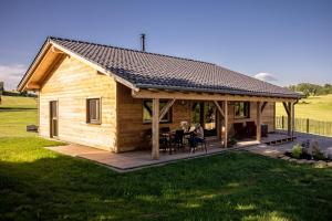 une cabane en rondins avec une table dans une cour dans l'établissement Ferienhof Jakob Rohrhof, à Jandelsbrunn