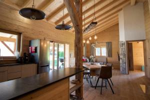 cocina y comedor de una cabaña de madera en Ferienhof Jakob Rohrhof, en Jandelsbrunn