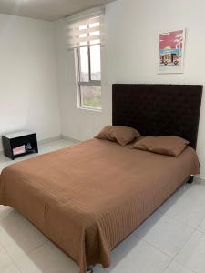 um quarto com uma cama grande e uma janela em Apartamento en Cartagena em Cartagena das Índias
