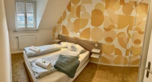 dwa łóżka w pokoju ze ścianą w obiekcie bedinBERN Aparthotel w mieście Berno