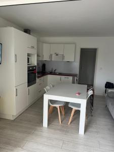 Kuchyň nebo kuchyňský kout v ubytování Appartement coquet