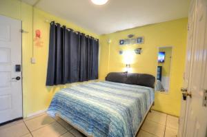 a bedroom with a bed and a yellow wall at Starfish Villa in Panama City Beach +20 photos