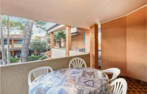 a balcony with a table and chairs on a balcony at Amazing Apartment In Bibione With Outdoor Swimming Pool in Bibione