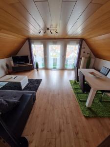 ein Wohnzimmer mit einem Sofa und einem Tisch in der Unterkunft Ferienwohnung mit toller Aussicht in Albstadt