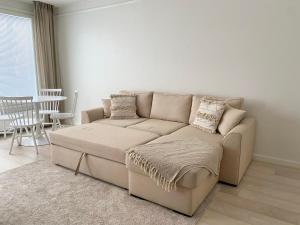 - un salon avec un canapé et une table dans l'établissement City Apartment Sotilaskatu, à Iisalmi