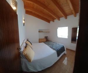 a bedroom with a large bed in a room at O Refúgio dos Pais in Bordeira