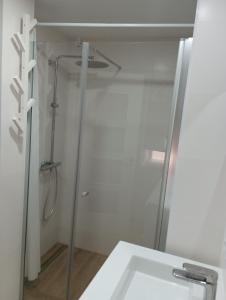 Koupelna v ubytování Fantástico piso con piscina y balcón en el Medano