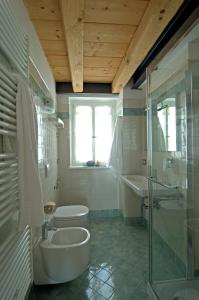 Locanda Tana de 'l Ors tesisinde bir banyo