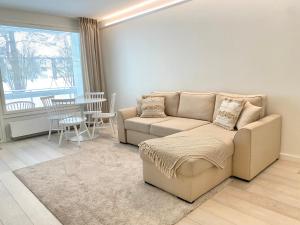 a living room with a couch and a table at City Apartment Sotilaskatu in Iisalmi