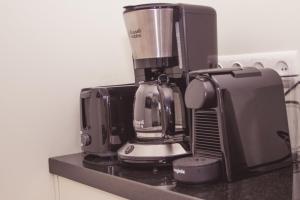 une cafetière assise au-dessus d'un comptoir dans l'établissement VacationVilla Noordwijk, à Noordwijk