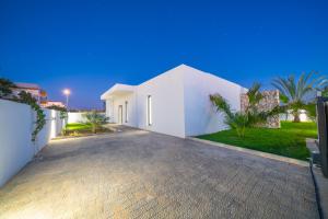 una casa blanca con una entrada delante de ella en Villa Milo en Side