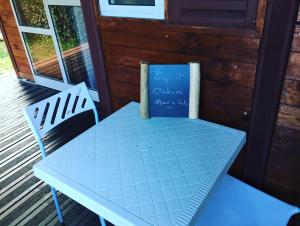 une table bleue et deux chaises sur une terrasse couverte dans l'établissement Beach house à Marina di Sorbo …Corse, à Sorbo-Ocagnano
