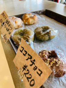 ein Tablett mit Donuts auf einem Tisch in der Unterkunft Yamagata Guesthouse山形ゲストハウス in Murayama