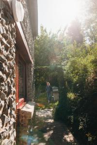 Un uomo in piedi in un giardino vicino a un edificio di Gite proche du Val Joly - 4911 - a Willies