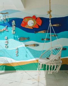 um quarto com uma parede com uma pintura de barcos em Beach View PH Jacuzzi in Hard Rock Golf em Punta Cana