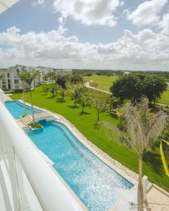 uma imagem de uma piscina na varanda de um resort em Beach View PH Jacuzzi in Hard Rock Golf em Punta Cana