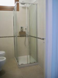 W łazience znajduje się prysznic ze szklanymi drzwiami. w obiekcie locazione Mery w Wenecji