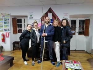 um grupo de pessoas posando para uma foto em Gringo's Wasi em Cusco