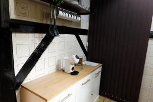 uma cozinha com armários brancos e uma bancada em Casa enxaimel em Pomerode em Pomerode