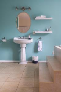 y baño con lavabo y espejo. en By the Bay Lavender Villa, en Chemainus