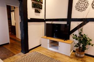 uma sala de estar com uma televisão de ecrã plano na parede em Casa enxaimel em Pomerode em Pomerode
