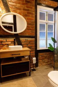 La salle de bains est pourvue d'un lavabo et d'un miroir. dans l'établissement Casa enxaimel em Pomerode, à Pomerode
