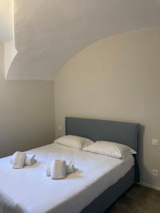 - un grand lit avec 2 serviettes blanches dans l'établissement Appartamento Jazz 1, à Muralto