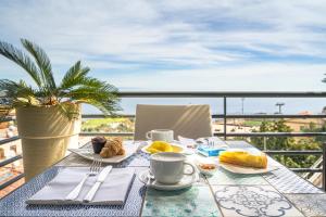 una mesa con comida y vistas al océano en Taormina Palace Hotel, en Taormina