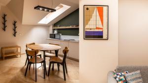 - une cuisine et une salle à manger avec une table et des chaises dans l'établissement WAM Apartments, à Giżycko