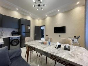 - une cuisine avec une grande table en marbre dans le salon dans l'établissement VİP COTTAGE, à Qabala
