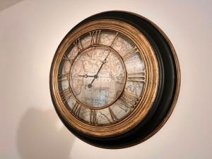 Archway Islington London في لندن: ساعة عليها خريطة على جدار