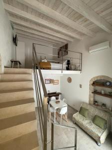 sala de estar con escalera y sofá en Casa Shekelesh, en Scicli