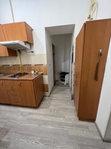 una cocina con armarios de madera y un pasillo en 10 Kotliarska Moisha House, en Leópolis