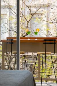 uma mesa com dois copos em frente a uma janela em Franca Estadías Temporarias em Rosário