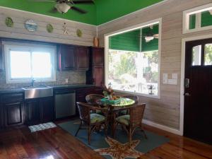 Gallery image of Serenity Beach Cottages in Utila
