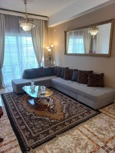 un soggiorno con divano e tavolo di HARMA cozy apartment ad Atene