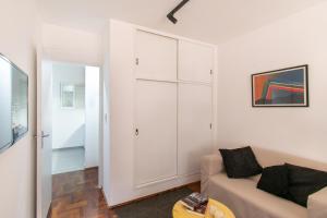 sala de estar con sofá y armario blanco grande en Franca Estadías Temporarias en Rosario