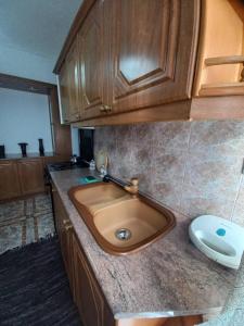 un bancone della cucina con lavandino e servizi igienici di HARMA cozy apartment ad Atene