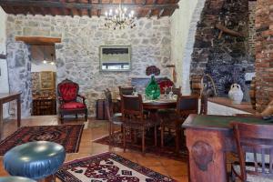 ein Esszimmer mit einem Tisch und Stühlen in der Unterkunft Tenuta Luogo Marchese in Pollina