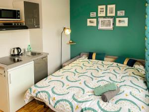 ein kleines Schlafzimmer mit einem Bett und einem Waschbecken in der Unterkunft Le Perrot - Chavant / Centre-ville in Grenoble