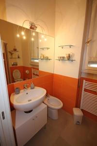 uma casa de banho com um lavatório, um WC e um espelho. em GRACE'S HOUSE em Scandicci
