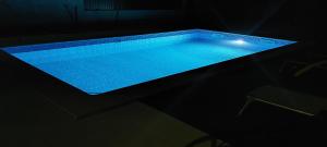 een groot zwembad in een donkere kamer bij Varandas do Dão & Estrela 