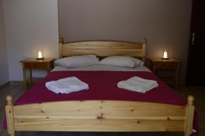 Un pat sau paturi într-o cameră la Valedina Rooms