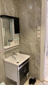 a bathroom with a sink and a mirror at شاليهات غزال للفلل الفندقية الفاخرة in Taif