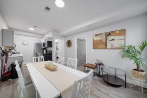 Η κουζίνα ή μικρή κουζίνα στο 4BR 1BH Apt in South Boston near Old Harbor Beach