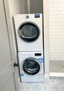 eine Waschmaschine und ein Trockner in einem Zimmer in der Unterkunft 4BR 1BH Apt in South Boston near Old Harbor Beach in Boston