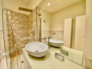 Un baño con dos lavabos sobre una encimera. en Casa Lagrange - cozy & elegant apt in the hurt of centre, en Turín 29 fotos más